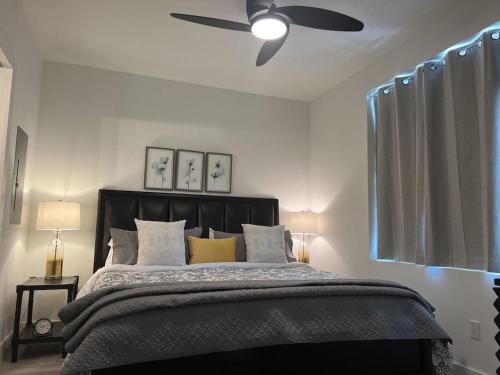 um quarto com uma cama e uma ventoinha de tecto em Condo Cuteness with Stellar View ~ On The Water & Perfectly Located em Sarasota