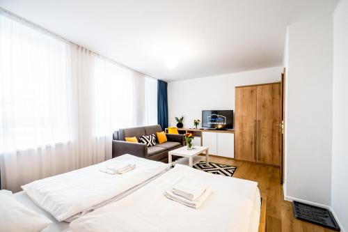 Hotel Squash Dependance في بريفيدزا: غرفة نوم مع سرير وغرفة معيشة