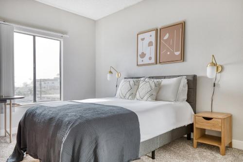 ロサンゼルスにあるN Hollywood 2BR w Gym Pool nr TJ Shops LAX-592のベッドルーム1室(大型ベッド1台、壁掛け時計付)