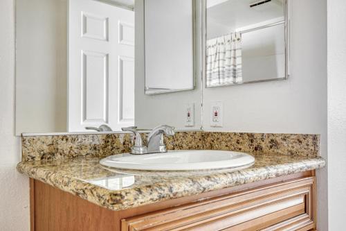 ロサンゼルスにあるN Hollywood 2BR w Gym Pool nr TJ Shops LAX-592の洗面台と鏡のあるバスルーム