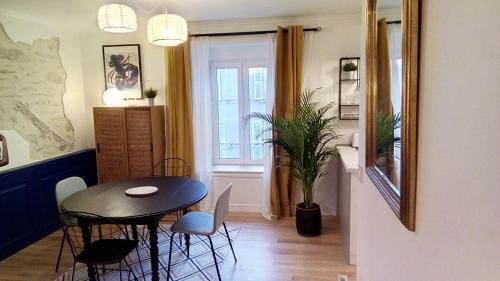 une salle à manger avec une table et des chaises dans l'établissement Les Appartements du 31 - Centre Ville - 2è étage - 50 m2, à Quimper
