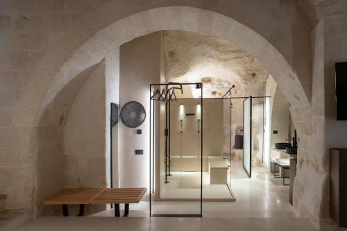 馬泰拉的住宿－PIANELLE RESORT，拱门上带玻璃淋浴间的浴室