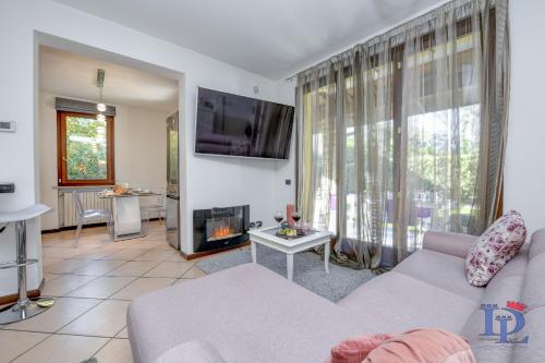 sala de estar con sofá y chimenea en DesenzanoLoft Luxury suite with jacuzzi and garden, en Desenzano del Garda