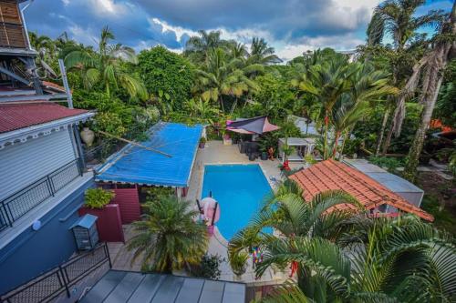 - une vue aérienne sur un complexe avec une piscine dans l'établissement Redoute Paradise, à Fort-de-France