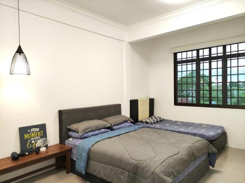 - une chambre avec un lit et une fenêtre dans l'établissement Grand Height Homestay 3A 10pax 4Rooms, à Sibu