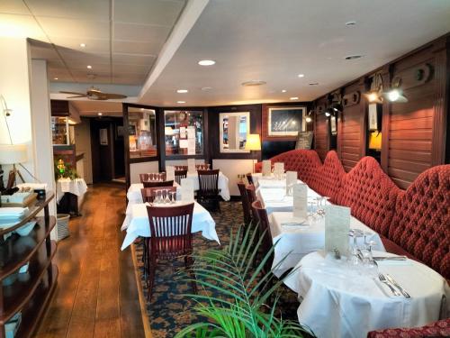 Posezení v ubytování Logis HOTEL RESTAURANT La Régence