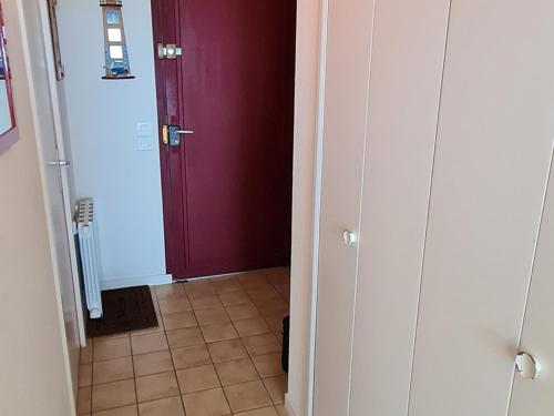 un couloir avec une porte violette et du carrelage dans l'établissement Studio moderne RDC avec garage et terrasse - FR-1-550-21, à Saint-Georges-de-Didonne