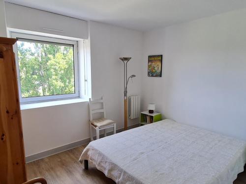 ein weißes Schlafzimmer mit einem Bett und einem Fenster in der Unterkunft Appartement Vaux-sur-Mer, 2 pièces, 4 personnes - FR-1-550-22 in Vaux-sur-Mer