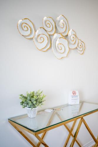 a glass table with a bunch of spirals on it at New 3BR Townhouse, Minutes to Niagara Falls and Brock University by GLOBALSTAY in Thorold