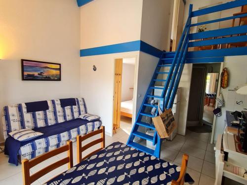ein Schlafzimmer mit einem Etagenbett und einer blauen Treppe in der Unterkunft Appartement Les Mathes, 3 pièces, 4 personnes - FR-1-550-13 in Les Mathes