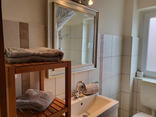 W łazience znajduje się umywalka i lustro. w obiekcie Ferienhaus DHH Ostlandstraße 7 w mieście Sankt Peter-Ording