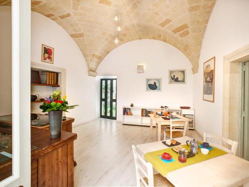 a living room with a table and a dining room at Miro B&B in Lecce