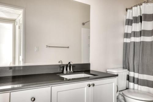 Ένα μπάνιο στο Pasadena 1BR w Gym Pool nr Colorado Ave LAX-860