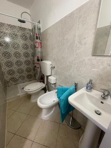 ラメーツィア・テルメにあるLa Casetta di Azzurra Camera Danyのバスルーム(トイレ、洗面台、シャワー付)