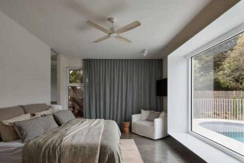 - une chambre avec un lit et un ventilateur de plafond dans l'établissement SORRENTO ViLLA HOLLYWOOD, à Sorrento