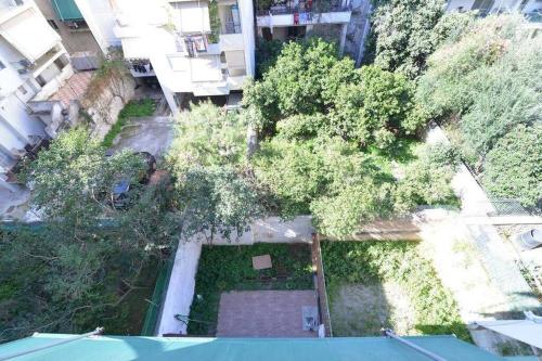 een uitzicht op een gebouw met bomen en een tennisbaan bij Το σπίτι μας in Athene