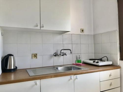 una cucina con lavandino e piano di lavoro di La Mira House a Néos Marmarás