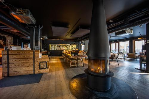 Hôtel Restaurant Le Monêtierにあるシーティングエリア