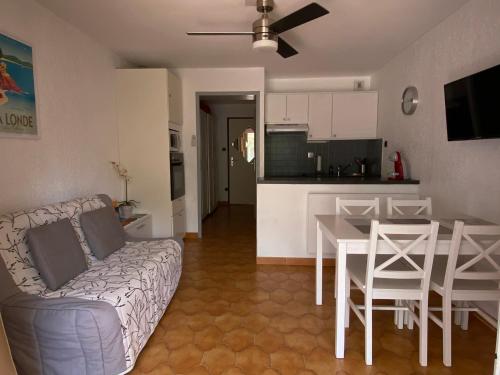 Kuchyň nebo kuchyňský kout v ubytování Les locations Cinaureva ­« L'Argentière »