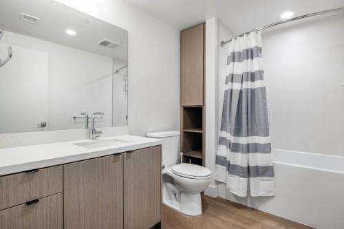 uma casa de banho com um lavatório, um WC e um chuveiro em Downtown 1BR w Pool Gym nr Staples Center LAX-625 em Los Angeles