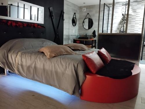 uma cama com almofadas num quarto em why not em Lédignan