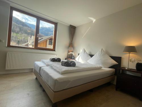 Postel nebo postele na pokoji v ubytování Wunderschöne Wohnung am See mit Sauna & Whirlpool