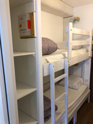Zimmer mit Etagenbetten in einem Schlafsaal in der Unterkunft Appart au cœur de la ville (vue montagne) in Cauterets