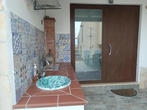 a room with a dog bowl on a counter next to a door at Tra cielo e mare in Capo dʼOrlando