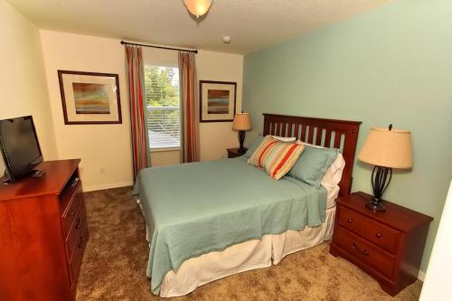 Postel nebo postele na pokoji v ubytování Calabria Luxury 6 Bed Pool Spa home, CONSONSERVATION View, Disney 5 minutes by Orlando Holiday Rental Homes 9124