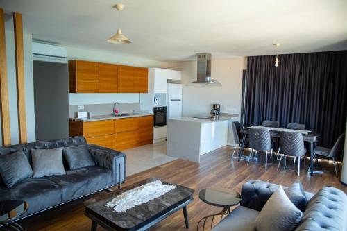 un soggiorno e una cucina con divano e tavolo di Duplex Loft mit Panorama Seaview a Kusadası