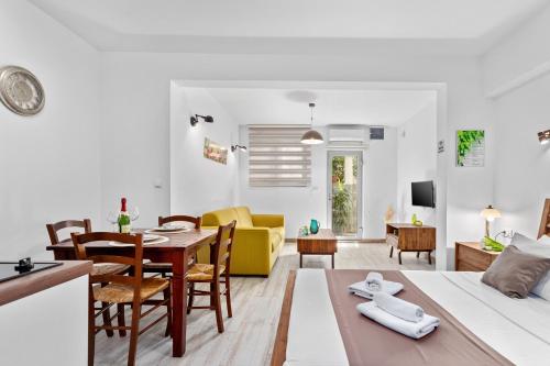 sala de estar con cama y comedor en Apartments Casa Mia, en Kotor