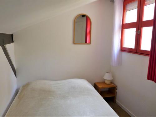 une chambre blanche avec un lit et une fenêtre dans l'établissement Holiday Home Golf de l'Ardilouse by Interhome, à Lacanau-Océan