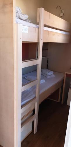 Ce dortoir comprend des lits superposés. dans l'établissement location appartement cap esterel, à Saint-Raphaël