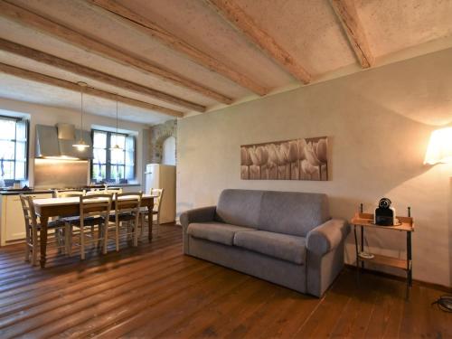een woonkamer met een bank en een tafel bij Apartment Maso Dolcevista by Interhome in Lundo