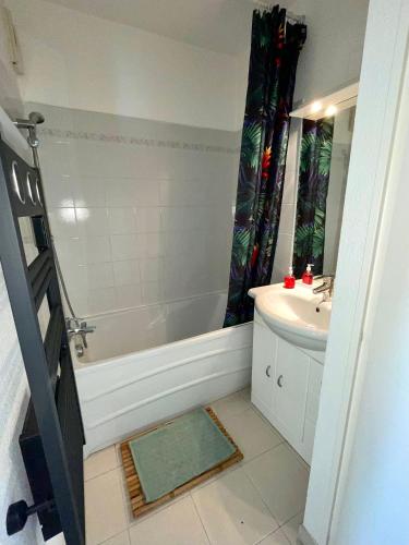 une salle de bain avec une baignoire, un lavabo et une douche dans l'établissement Appartement tout confort vue mer, à Antibes