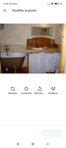 uma imagem de uma casa de banho com uma banheira e um lavatório em La Bastide des Anges em Eyguières