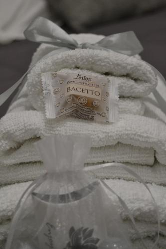un pacchetto di kerkatron, seduto sopra gli asciugamani di Karina's Rooms a Taranto