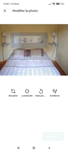 página de un dormitorio con una cama con dos lámparas en La Bastide des Anges, en Eyguières