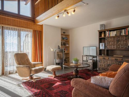 een woonkamer met een bank en stoelen en een tv bij Apartment Plein Soleil A 10 by Interhome in Ovronnaz