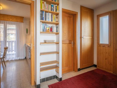 Knihovna v apartmánu