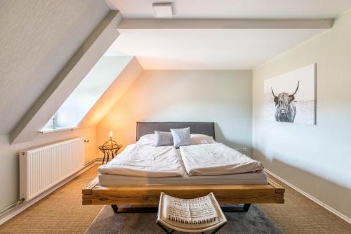 a bedroom with a bed with a picture of a deer on the wall at Schipp Landen Elsabea in Schobüll