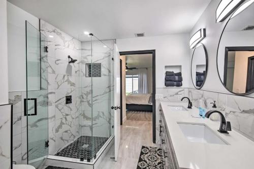 a bathroom with two sinks and a shower at Luxury 3BR-2 1/2 Bath w/Patio Entertainment area in Miami Gardens