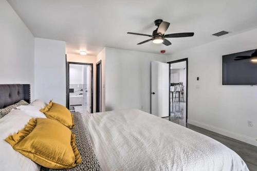1 dormitorio con 1 cama con almohadas amarillas y ventilador de techo en Luxury 3BR-2 1/2 Bath w/Patio Entertainment area, en Miami Gardens