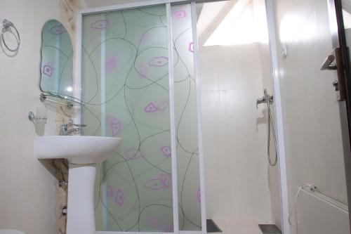 a bathroom with a shower and a sink at Zlata Inn in Tamchy