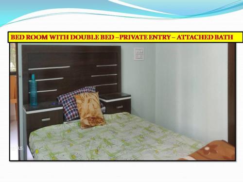 une affiche d'une chambre avec une tête de lit en aoké et une chambre avec un lit dans l'établissement Welcome to your calm and quiet place with pleasure, à Aurangabad