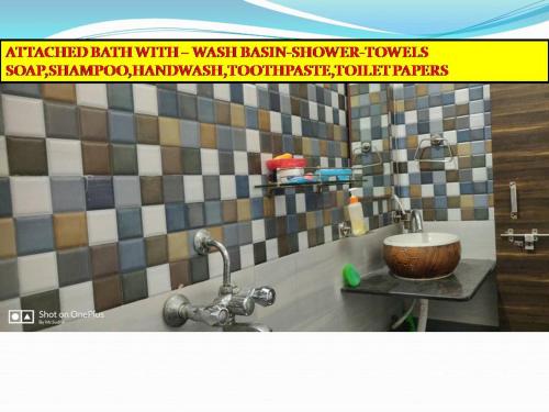 baño con lavabo y pared de azulejos en Welcome to your calm and quiet place with pleasure en Aurangabad
