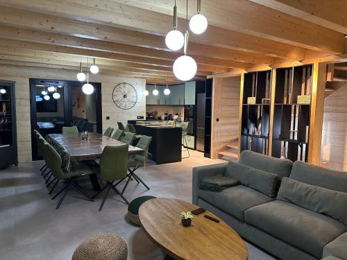 un salon avec un canapé et une table dans l'établissement Chalet du Bonheur, à Bonnevaux