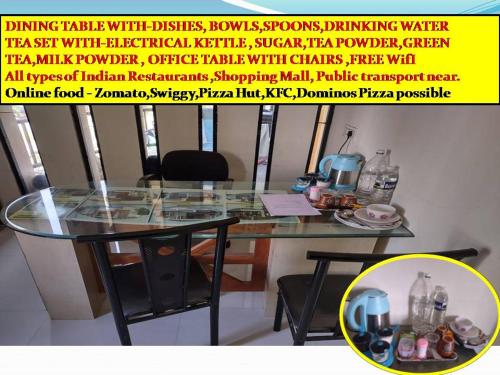 une photo d'une table en verre avec des boissons et de la nourriture dans l'établissement Welcome to your calm and quiet place with pleasure, à Aurangabad
