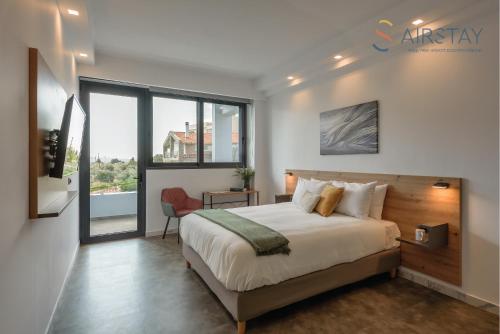 um quarto com uma cama grande e uma janela grande em Zed Smart Property by Airstay em Spata