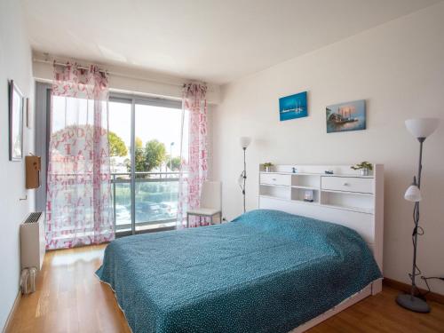 une chambre avec un lit et une grande fenêtre dans l'établissement Apartment La Pinède-2 by Interhome, à Puits